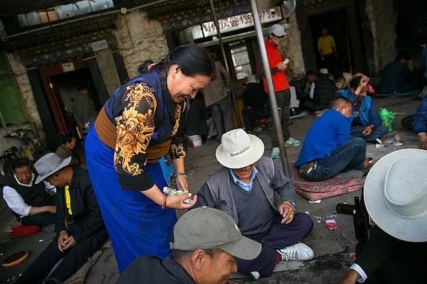 在拉萨泡茶馆是种什么体验？