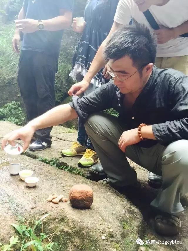 茶亲时代:几千公里外不相识的两个陌生人,用茶汤调浓了血缘关系