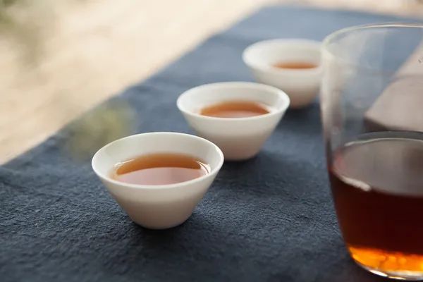 喝茶的时候嘴里为什么会干？是喝到鹤顶红了吗？