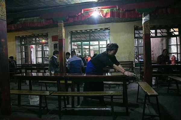 在拉萨泡茶馆是种什么体验？