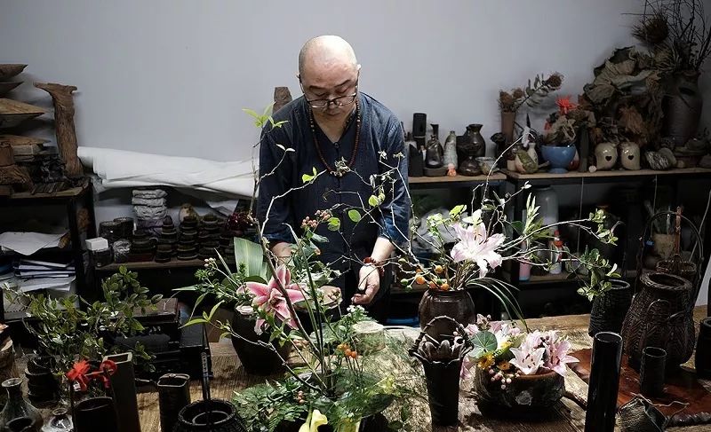 泡不同茶类的茶席该如何插花，钻研花道15年的插花大咖为你一一详解！