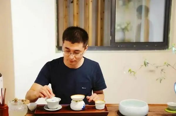 喝茶的时候嘴里为什么会干？是喝到鹤顶红了吗？
