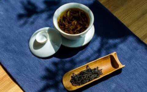 判断题：“五十斤60年代的老单丛，9千/斤卖给你”，你给这句话挑挑毛病在哪儿？