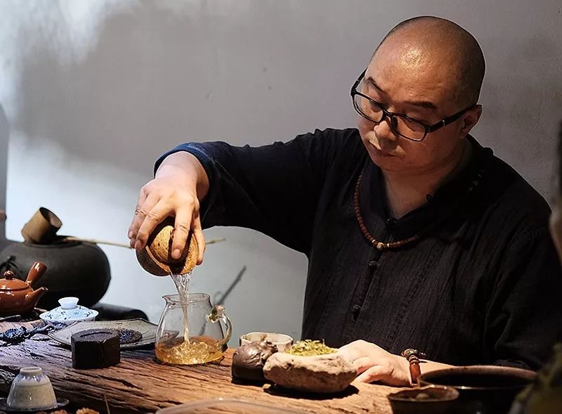 泡不同茶类的茶席该如何插花，钻研花道15年的插花大咖为你一一详解！