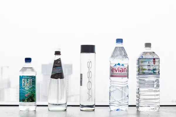 上流社会喝茶用水指南：你确定依云真的是高端水？