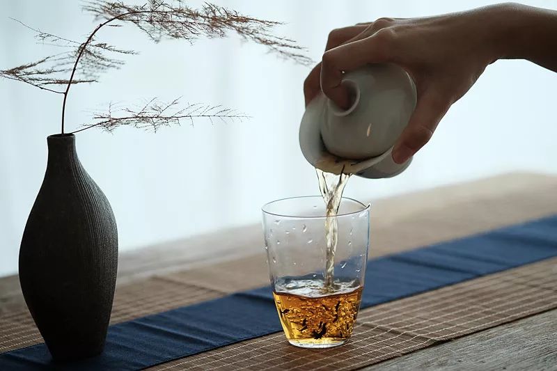 泡不同茶类的茶席该如何插花，钻研花道15年的插花大咖为你一一详解！