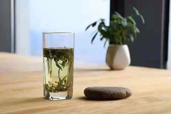 灵魂拷问：为什么西湖边的茶树还没开采，你朋友圈的西湖龙井就到货了？