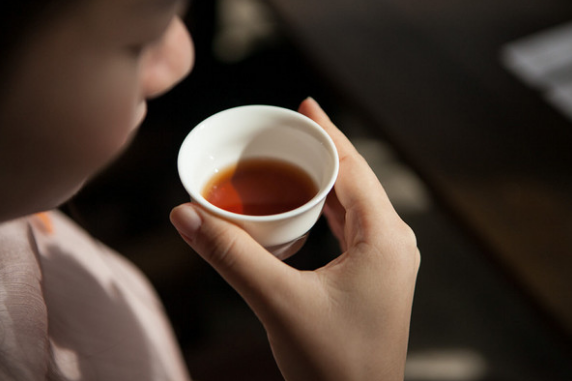 提前学会新春茶桌礼仪，让佳节欢聚更加融洽美好