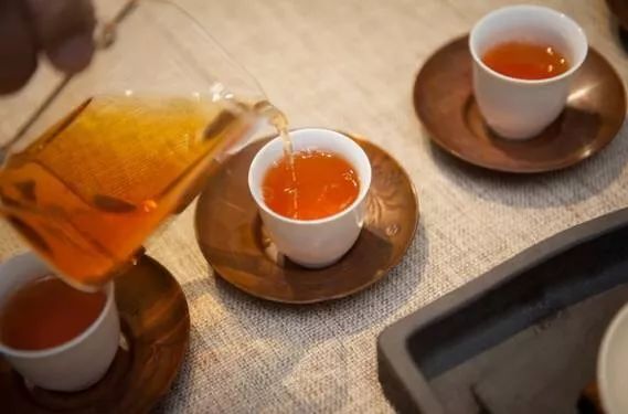 当你喝到一款好茶，该用什么语言来形容它？来，我帮你翻译翻译！