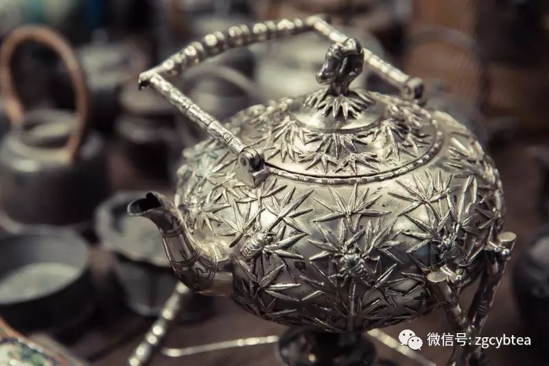 在一个有六千件古茶器、五千块宋窑砖、数百件老家具的地方喝茶是什么感受？