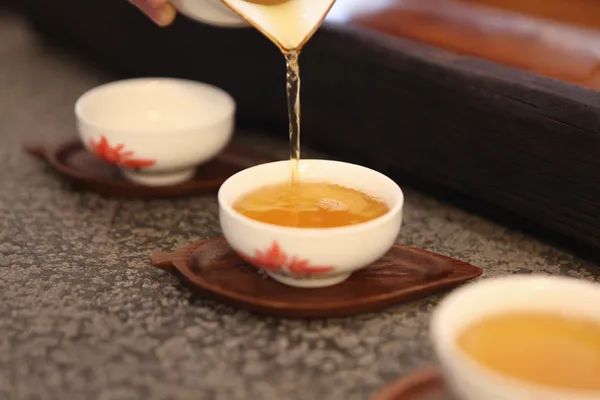 喝茶的时候嘴里为什么会干？是喝到鹤顶红了吗？