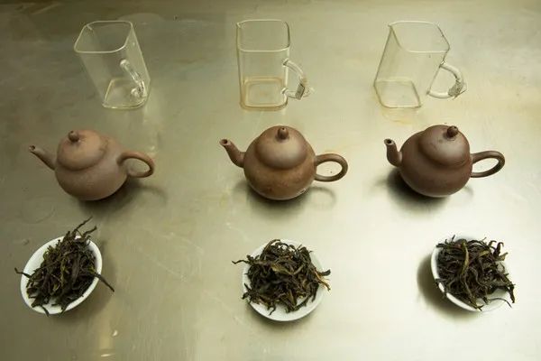 以器引茶:一生只爱一个女人叫专情,一泡茶要用N套茶具泡叫专业!