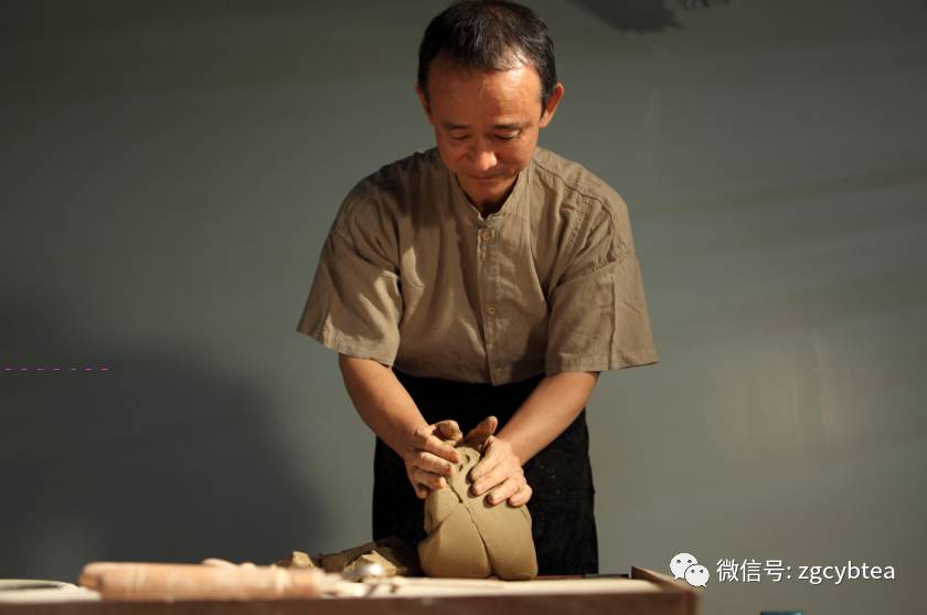 头号陶贩：从摆地摊卖烟灰缸到台湾80%的茶人茶馆都用他做的茶器