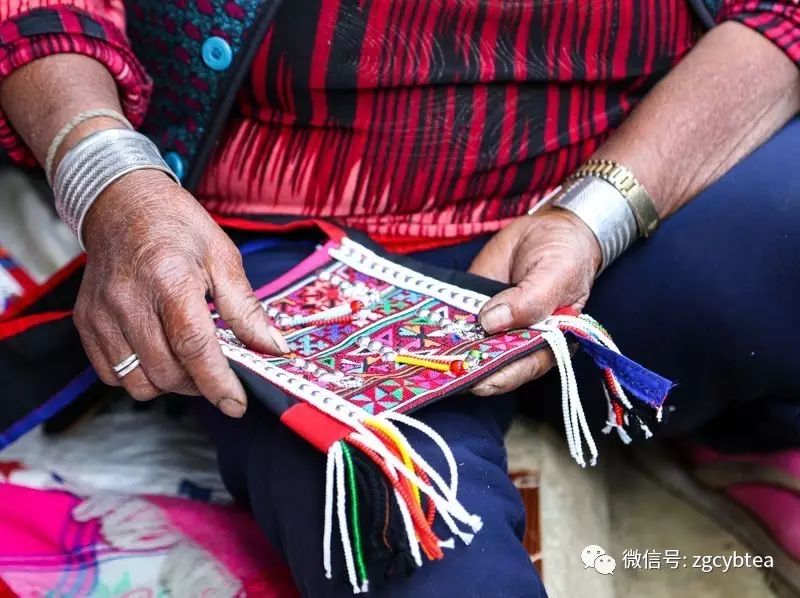 茶亲时代:几千公里外不相识的两个陌生人,用茶汤调浓了血缘关系