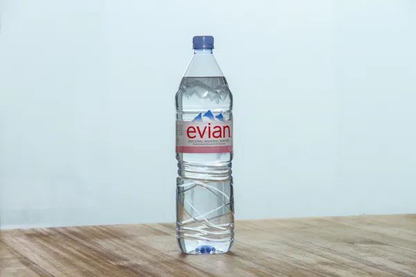 上流社会喝茶用水指南：你确定依云真的是高端水？
