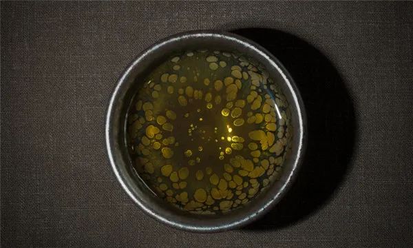 算术题：一个建盏在16世纪的日本值多少钱？