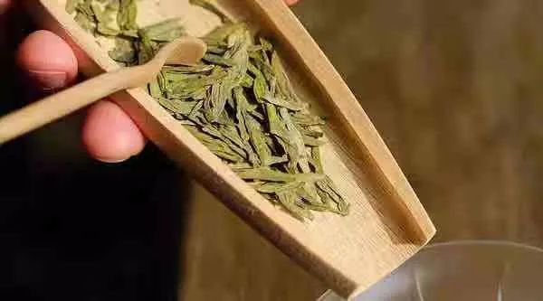 灵魂拷问：为什么西湖边的茶树还没开采，你朋友圈的西湖龙井就到货了？