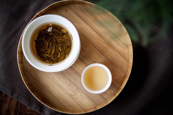 喝茶的时候嘴里为什么会干？是喝到鹤顶红了吗？