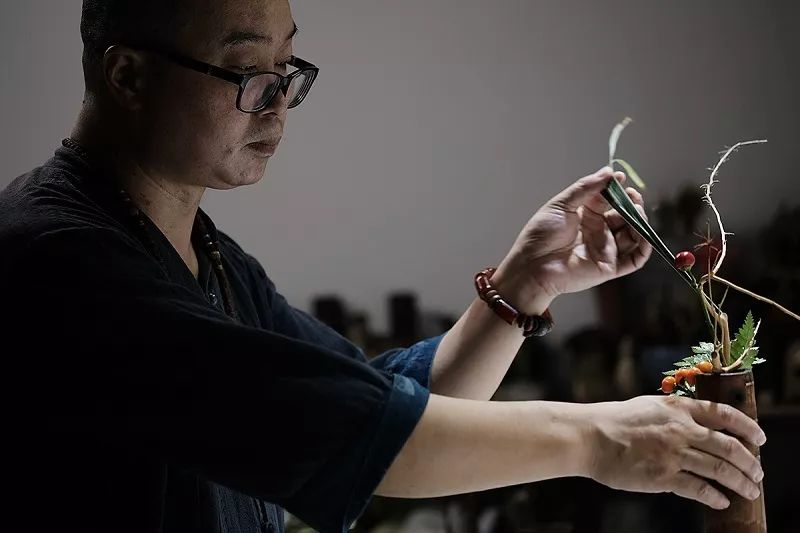 泡不同茶类的茶席该如何插花，钻研花道15年的插花大咖为你一一详解！