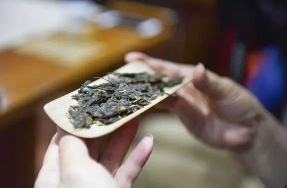 疯狂实验：饼、砖、沱,不同的紧压茶该用哪种工具撬茶最省力？