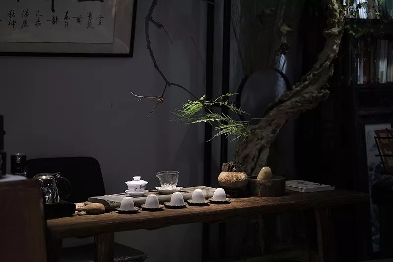 泡不同茶类的茶席该如何插花，钻研花道15年的插花大咖为你一一详解！