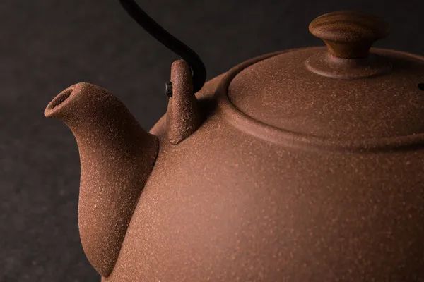 以器引茶:一生只爱一个女人叫专情,一泡茶要用N套茶具泡叫专业!