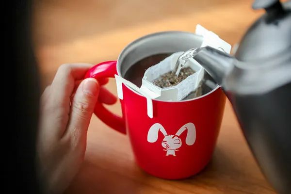70岁高龄的肯德基也来卖茶！茶行业也玩起了"劣币驱逐良币"？